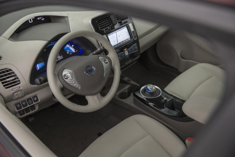 Nissan Leaf 1 салон