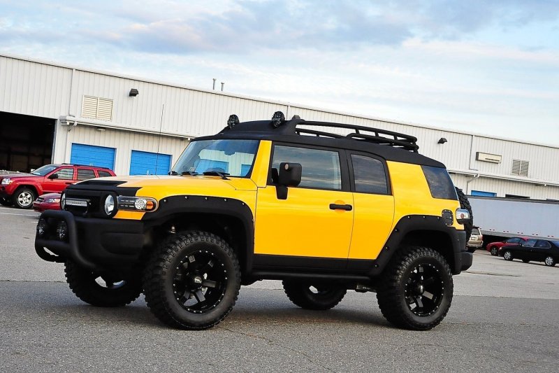 Тойота FJ Cruiser желтый