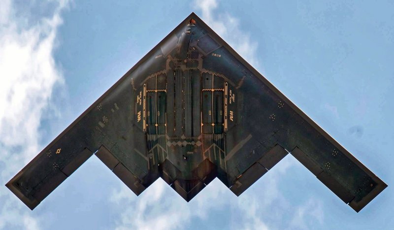 B2 Spirit и истребитель