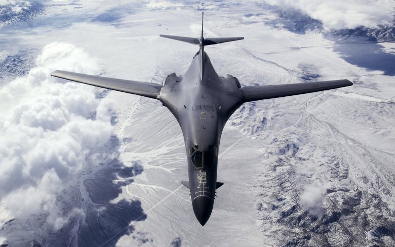 Американские стратегические бомбардировщики b-1b Lancer