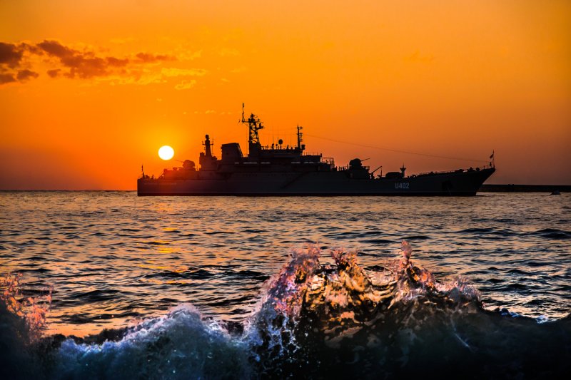 Корабль в море Крым