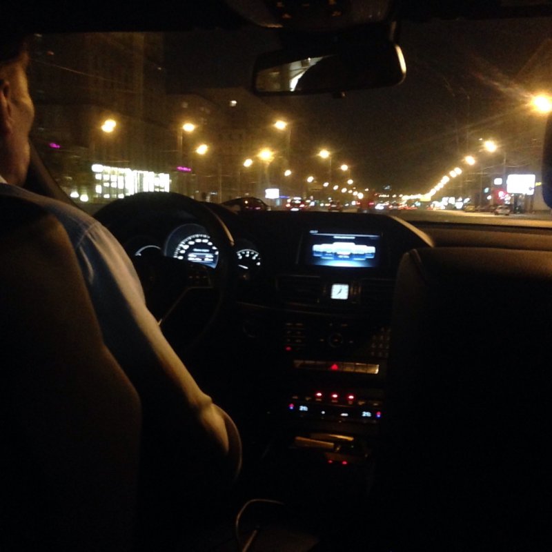 Парень за рулем без лица