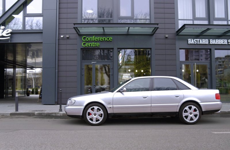 Audi a6 c4 серебристая