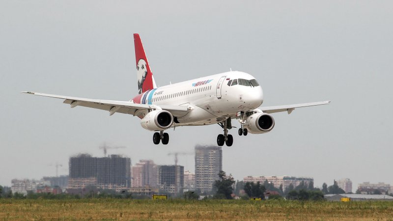 SSJ-100 самолет