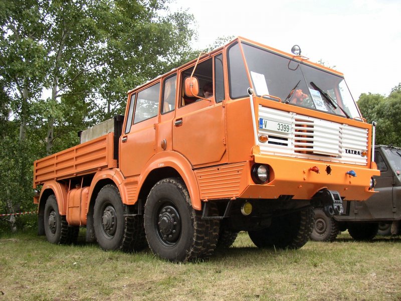 Татра 813 с машиной