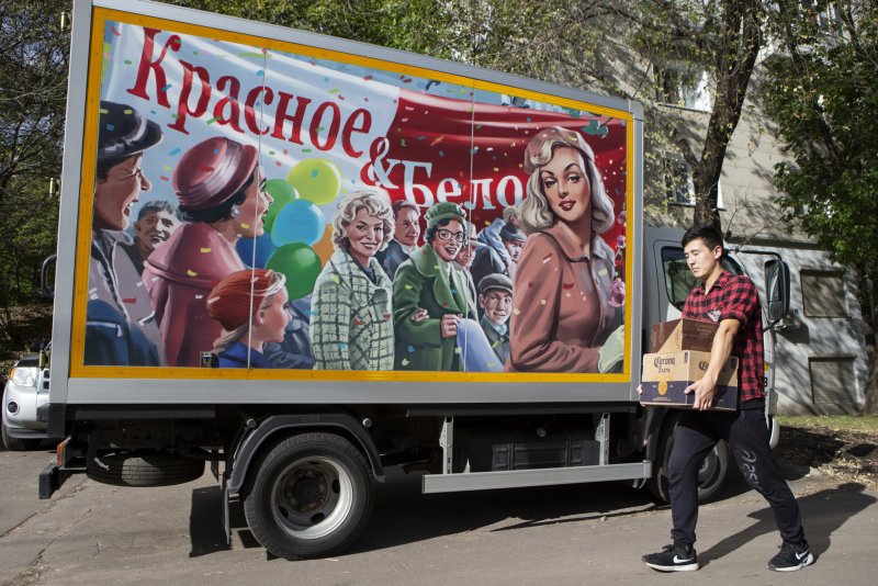 Красное и белое Грузовики