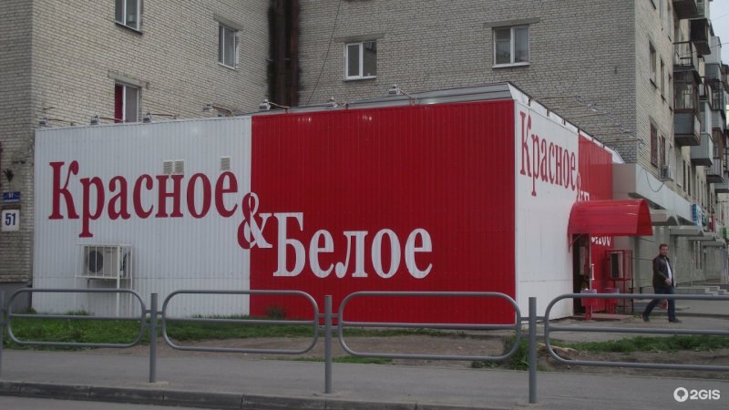Парень на красной машине