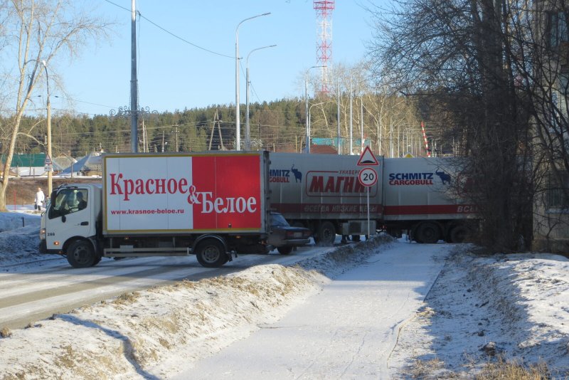Красно белая машина