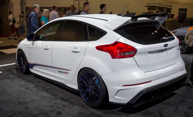 Ford Focus 2017 белая