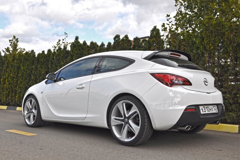 Opel Astra GTC белая