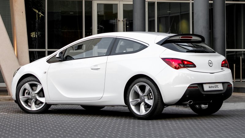 Opel Astra GTC 2013 белая