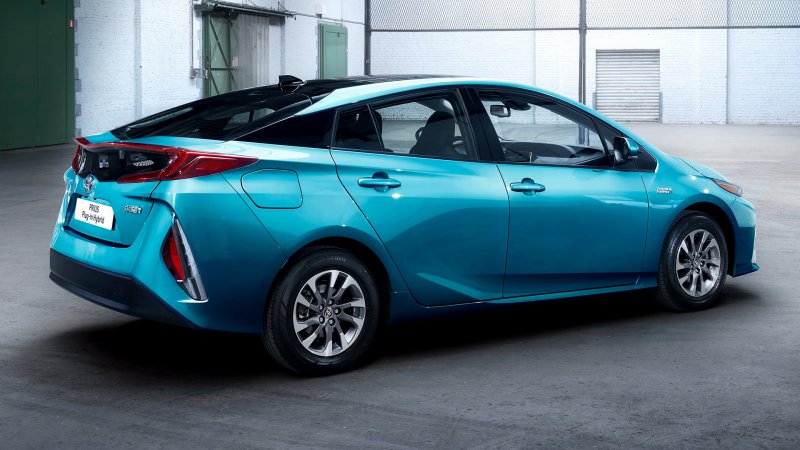 Toyota Prius Alpha 2019