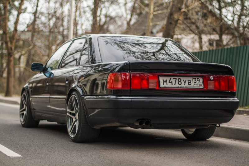 Ауди 100 зад