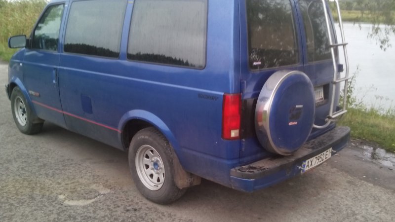 Распашной спойлер задних дверей Chevrolet Astro