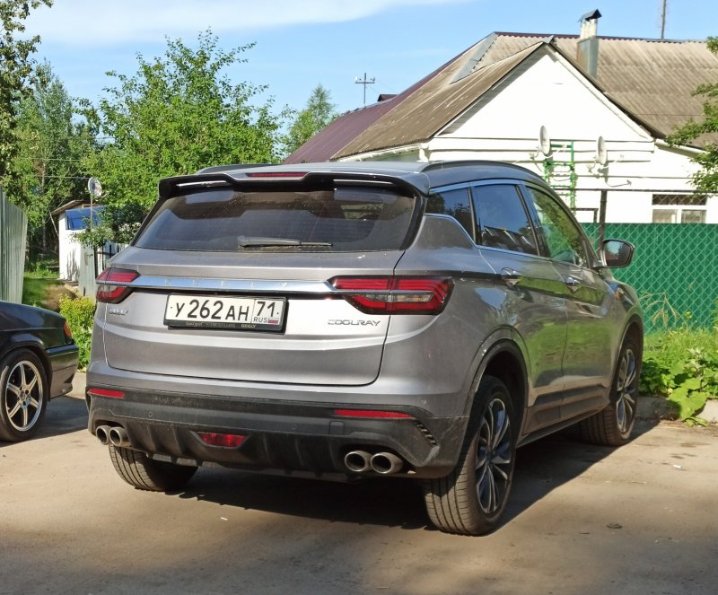 Geely Coolray сзади