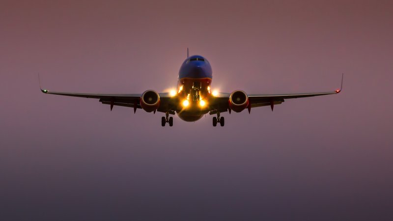 Взлетающий Боинг 737 800