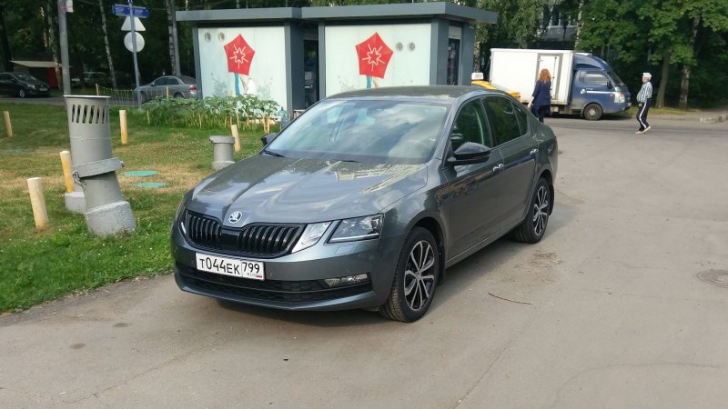 Skoda Rapid мокрый асфальт