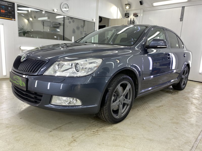 Skoda Octavia мокрый асфальт 2010