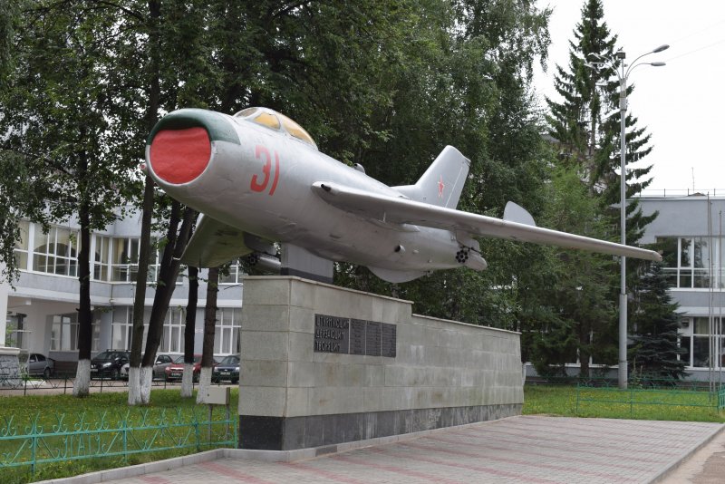 Памятник УГАТУ самолет