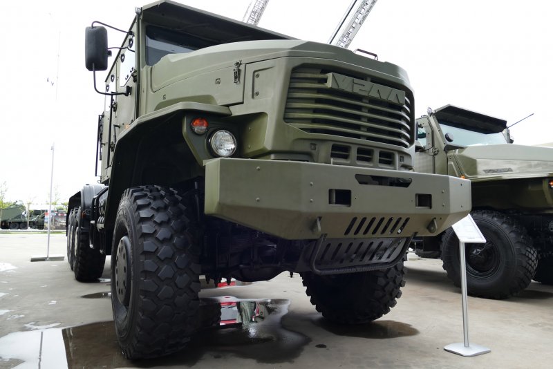 Военный тягач Урал 63704