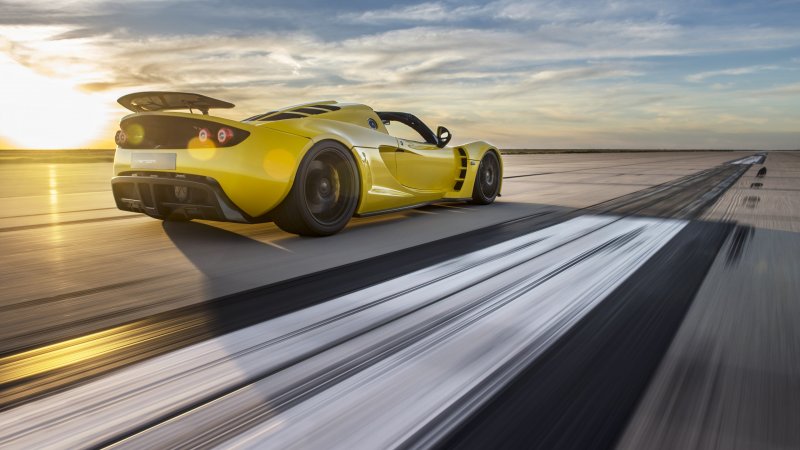 Hennessey Venom gt vs Bugatti Veyron Supersport