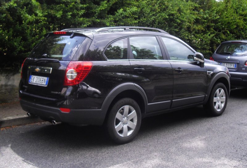 Chevrolet Captiva черная