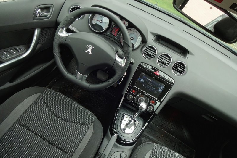Peugeot 408 Рестайлинг салон