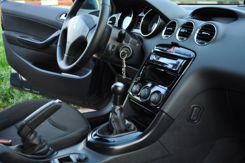 Peugeot 408 салон