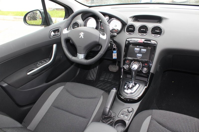 Peugeot 408 Рестайлинг салон