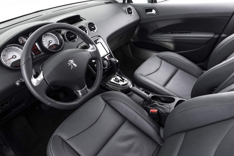 Peugeot 408 Рестайлинг салон