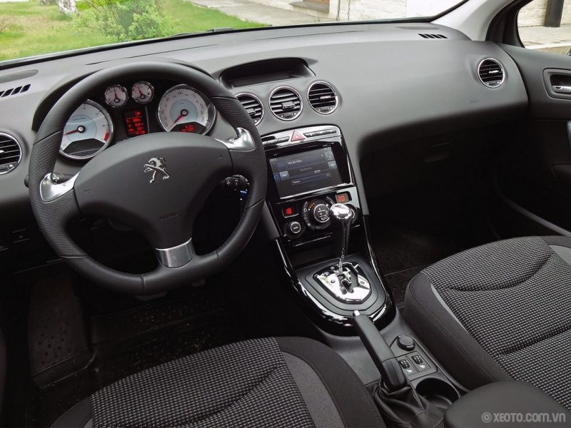 Peugeot 408 2021 салон