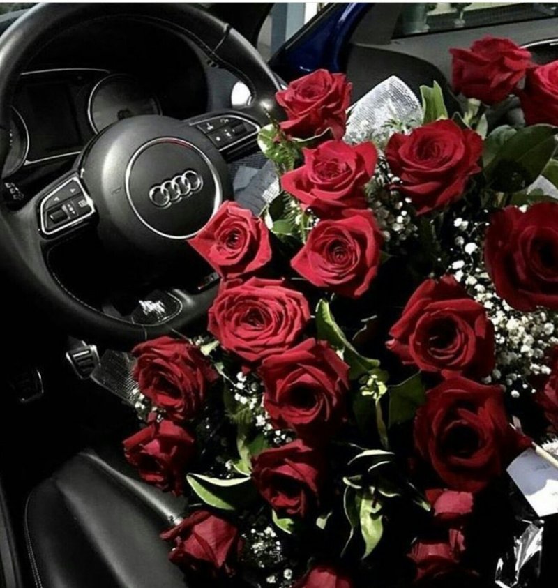 Букет в салоне машины