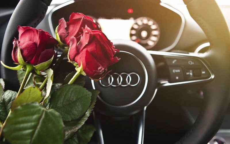 Букет в машине Ауди