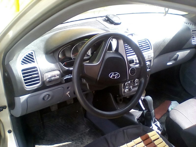 Hyundai Accent черный салон
