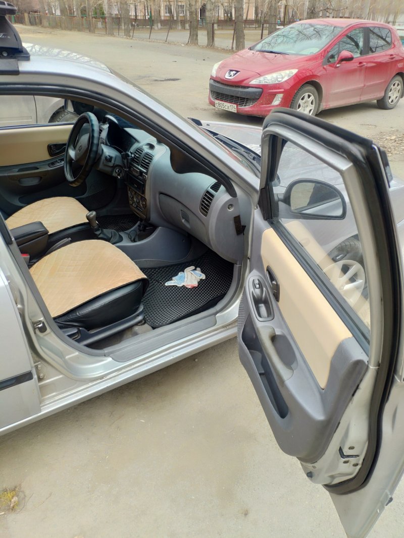 Hyundai Accent бежевый салон