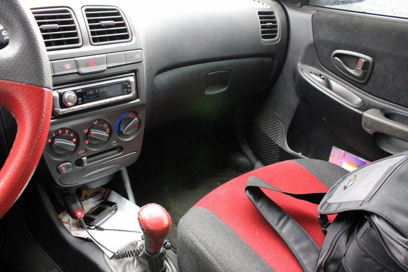 Hyundai Accent черный салон