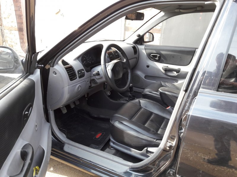 Hyundai Accent черный салон
