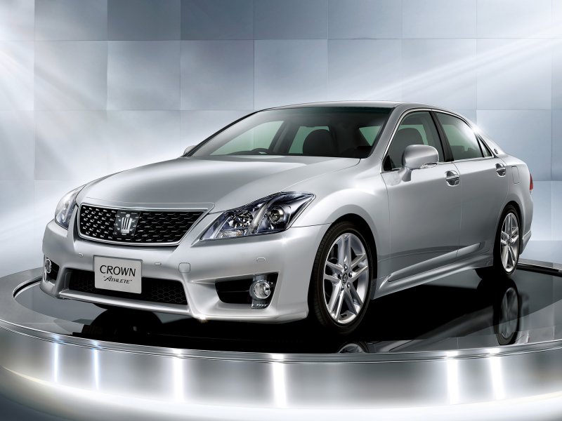 Toyota Crown athlete 2016