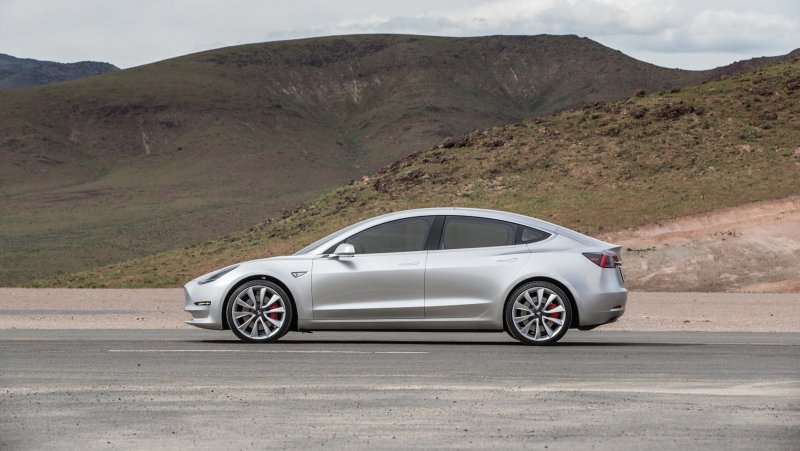Автомобиль Tesla model 3