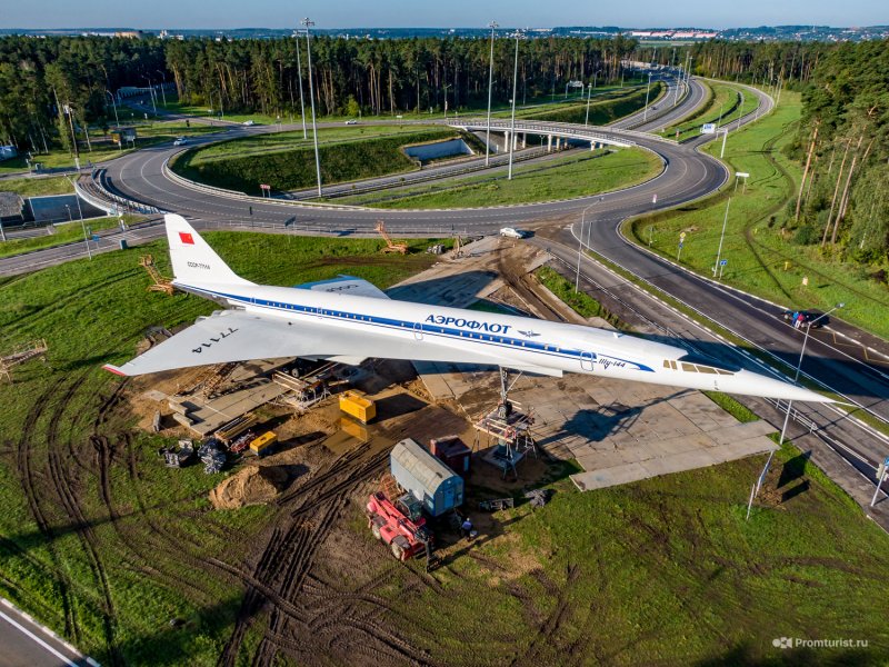 Памятник ту-144 в Жуковском