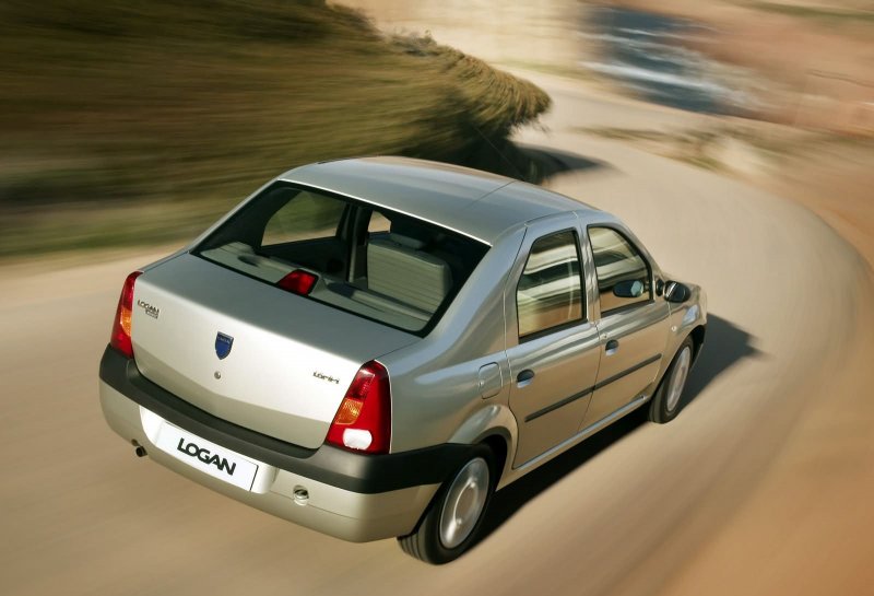 Renault Logan 2004 сзади
