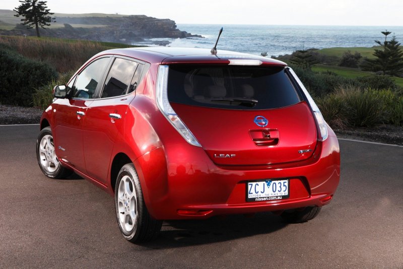 Nissan электромобиль Leaf 2012