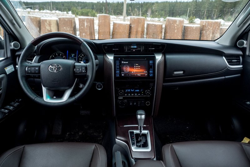 Toyota Fortuner 2 салон