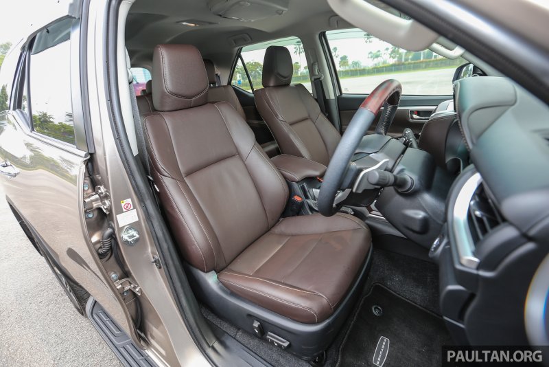Toyota Fortuner коричневый салон