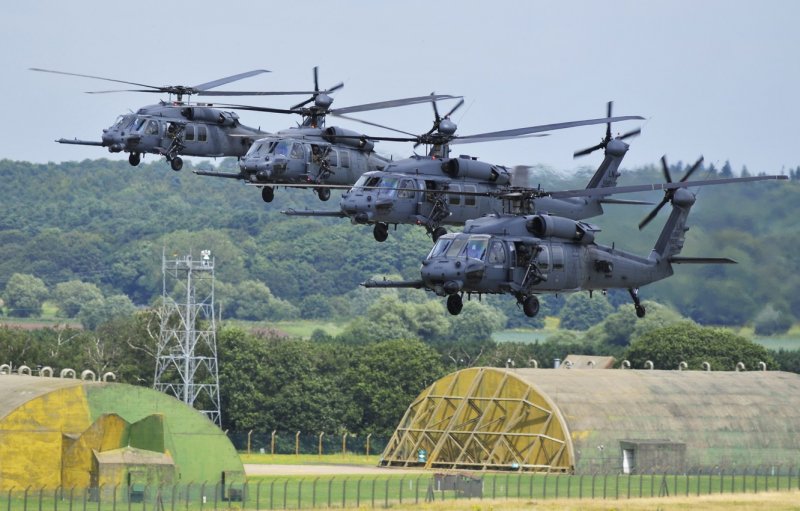 Вертолеты Сикорский uh 60 на авиабазе