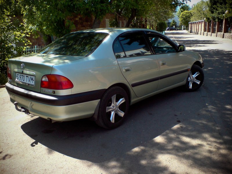 Тойота Авенсис 1998 1.6