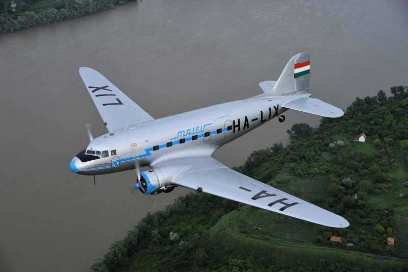 Военно-транспортный самолет Douglas c-32/c-39 картинки