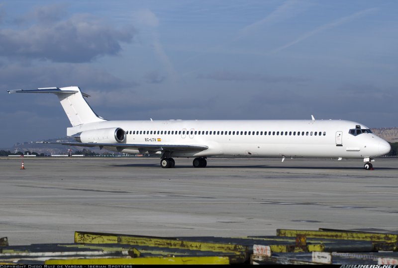 Самолет DC 3 около сельхоза