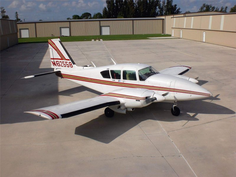 Piper Aztec pa23
