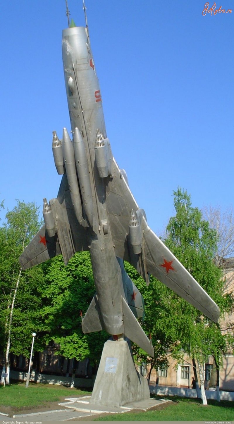 Памятник Су-17 в Ейске